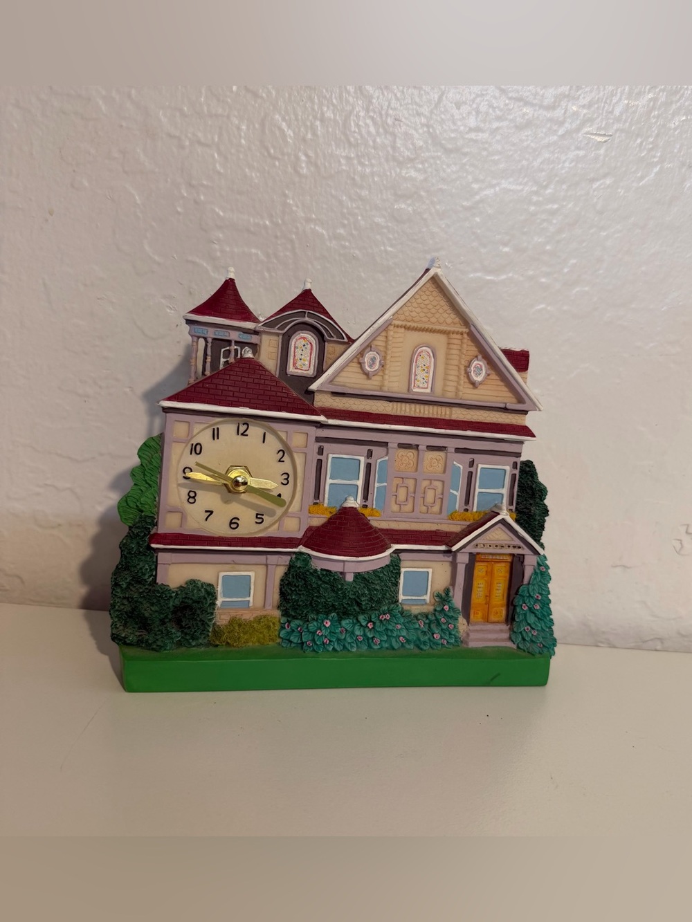 Vintage Victorian Style House Desk Clock Miniature Resin Mantel Tabletop Clock